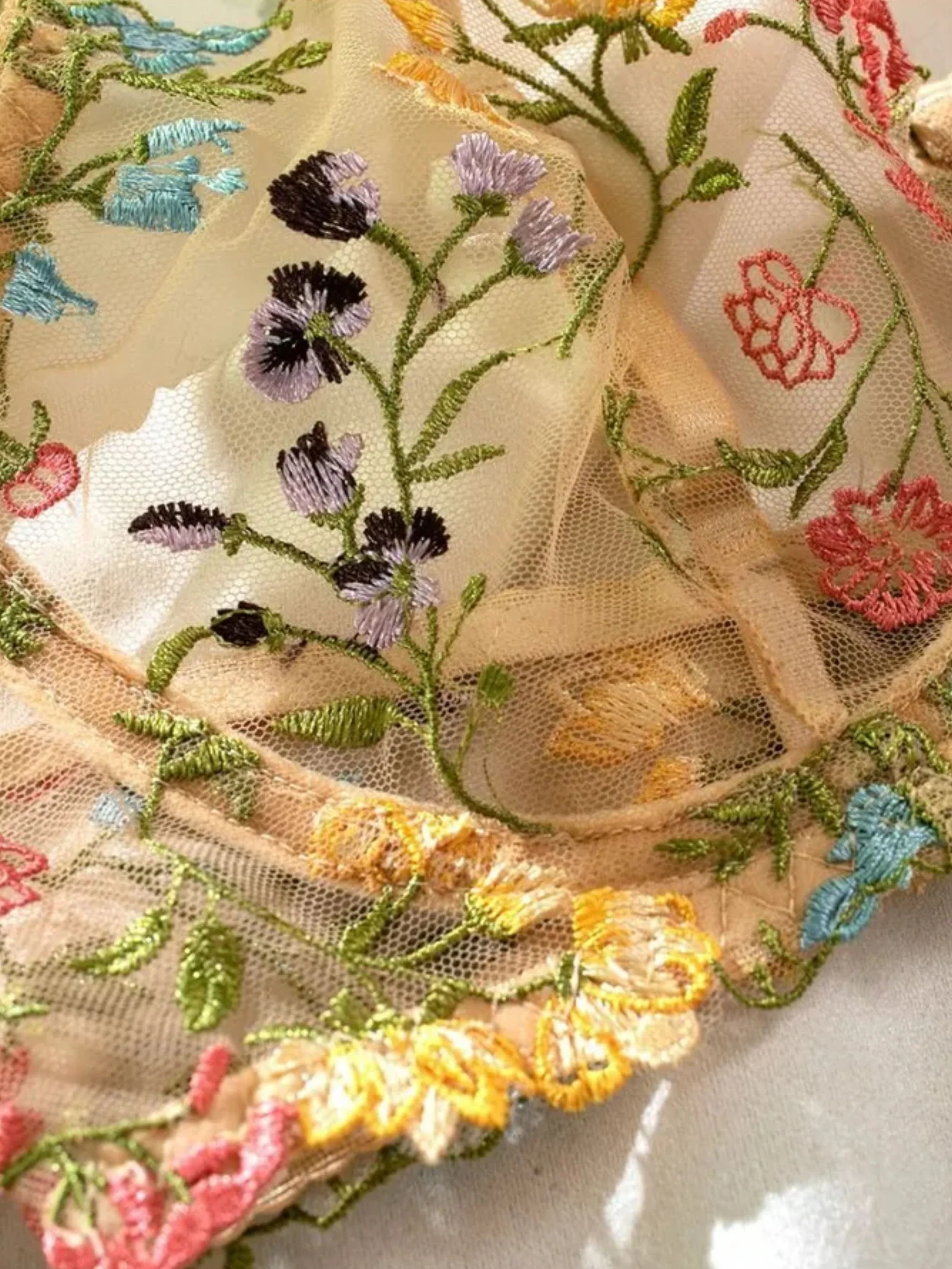 Eliane – Sommerliche Stickerei für Leichtigkeit & Feminität - Image 6